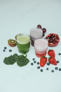 清爽夏季果汁饮品摄影照片