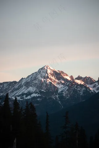 山峰耸立高清图片