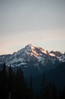 山峰耸立高清图片 山峰耸立高清图片