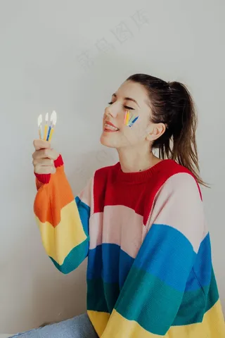 美女过生日吹蜡烛图片