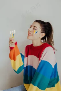 美女过生日吹蜡烛图片 美女过生日吹蜡烛图片