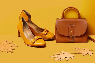 皮包高跟鞋黄色背景摄影图
