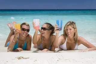 高清三美女沙滩图片下载