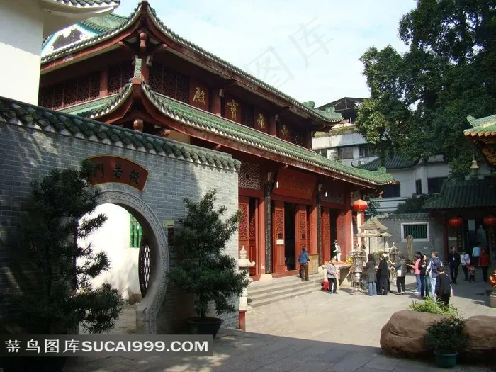 寺庙前的游客