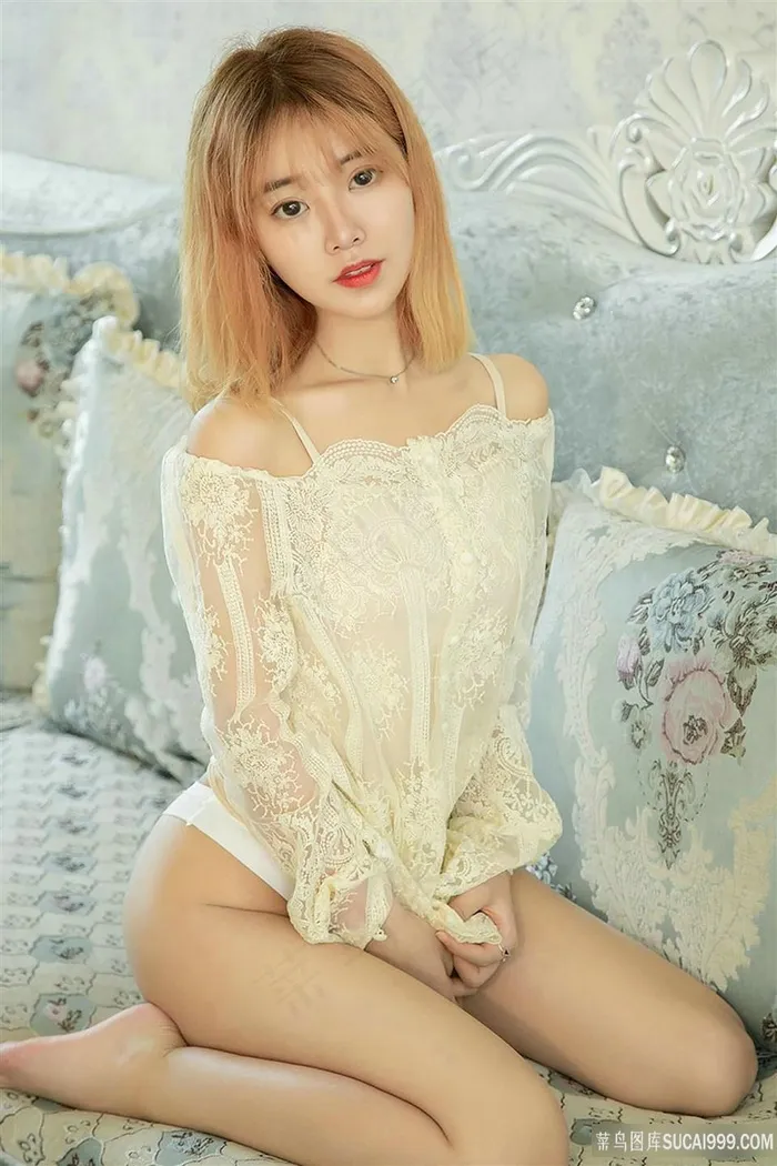 坐在沙发上的高清性感美女楚恬图片