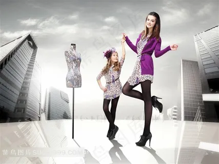 在高楼大厦下穿亲子装时尚母女