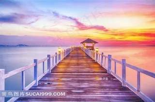 唯美黄昏海上木栈桥风景图片