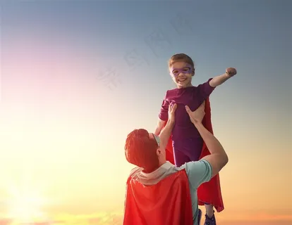 双手举高女儿的爸爸高清图片