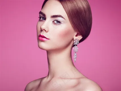 戴着吊坠耳环的时尚美女高清图片