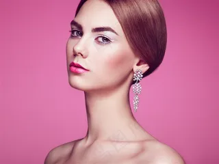 戴着吊坠耳环的时尚美女高清图片