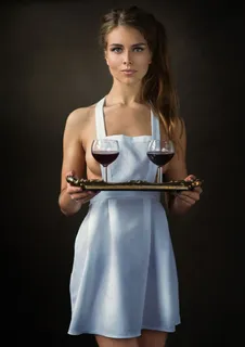 端着红酒杯的欧美美女肖像艺术写真图片 端着红酒杯的欧美美女肖像艺术写真图片