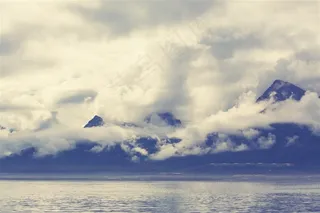 云雾缭绕的山水景色