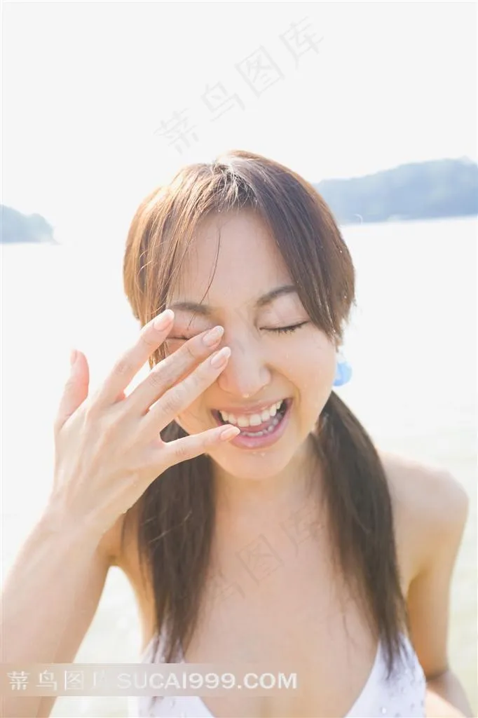 迷人微笑的泳装美女