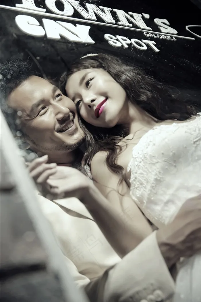 时尚恋人室内婚纱摄影特写