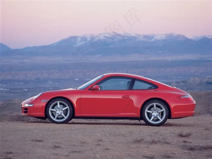 大山前面的保时捷911Carrera红色跑车
