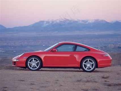 大山前面的保时捷911Carrera红色跑车