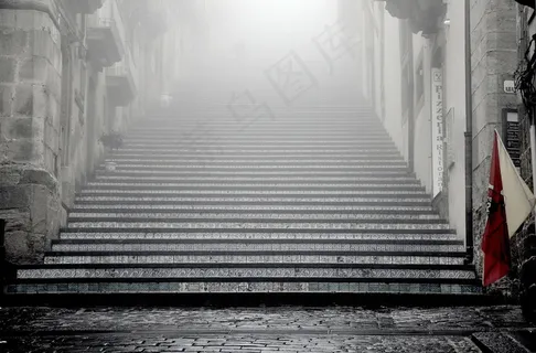 烟雾缭绕的楼梯图片 烟雾缭绕的楼梯图片