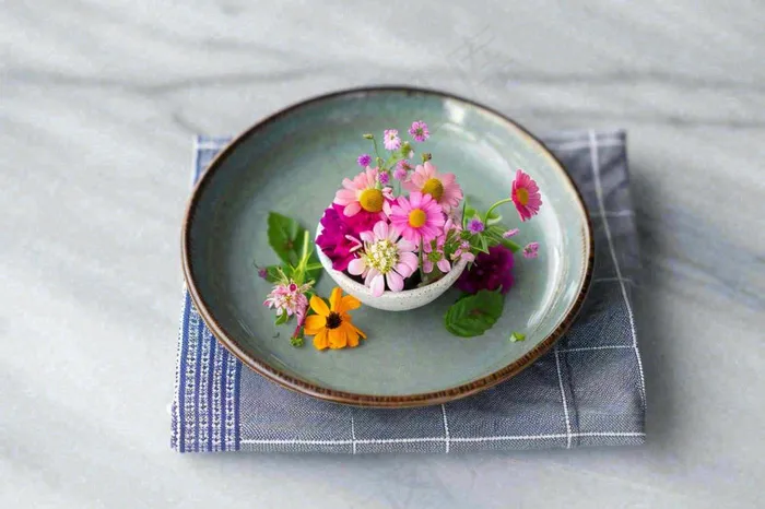 鲜花彩色花朵碟子摆盘简约摄影图(1344x896)
