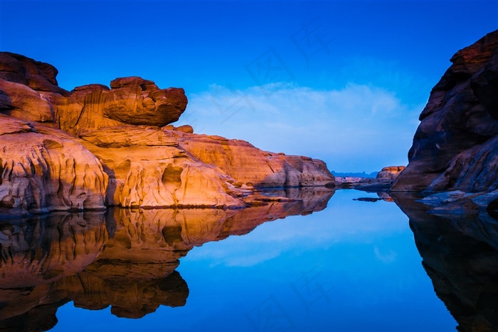 美丽的岩石湖泊山水风景图片