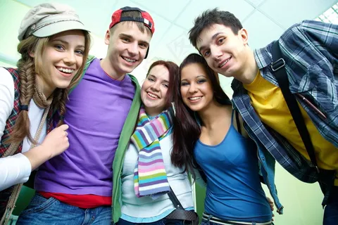 凑在一起的男女大学生图片 凑在一起的男女大学生图片