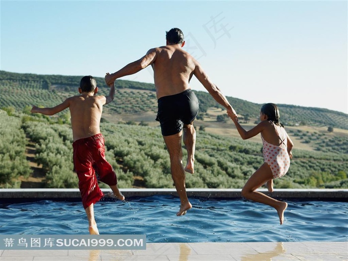 拉着男孩女孩一起跳水的男子背影