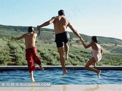 拉着男孩女孩一起跳水的男子背影