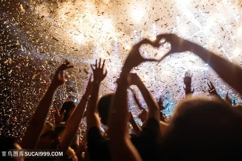 做爱心手势的人群