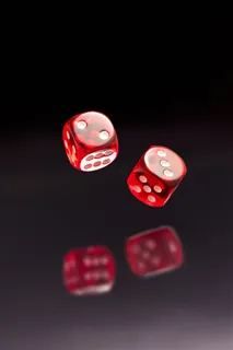 红色的骰子和倒影 红色的骰子和倒影