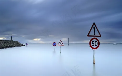 路标后的风景高清图片 路标后的风景高清图片