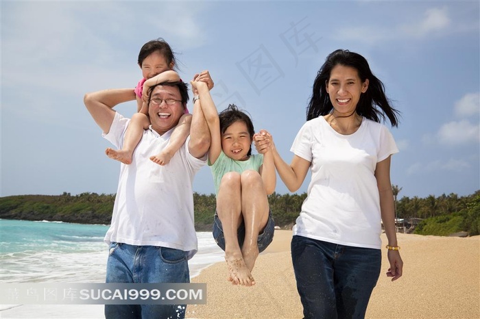 海边度假的幸福一家人家庭摄影高清图片