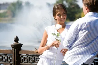 幸福约会情侣图片