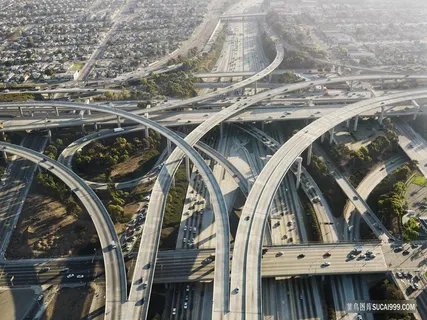 公路上交叉的高架桥 公路上交叉的高架桥