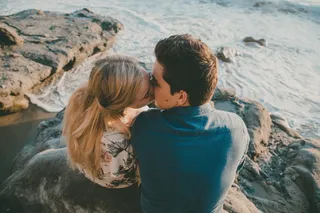 海边情侣接吻背影图片