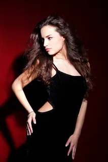 穿一袭黑色晚礼服的卷发美女图片