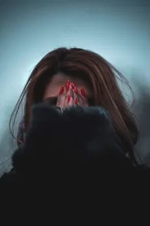 伤感女人大红色美甲图片 伤感女人大红色美甲图片