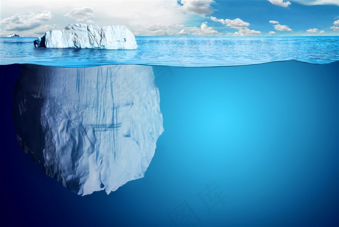 蓝色海面上的一座浮着的冰山