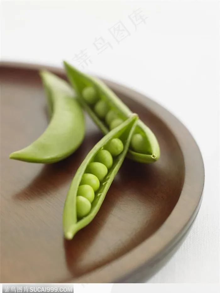 新鲜食材-撕开的豌豆