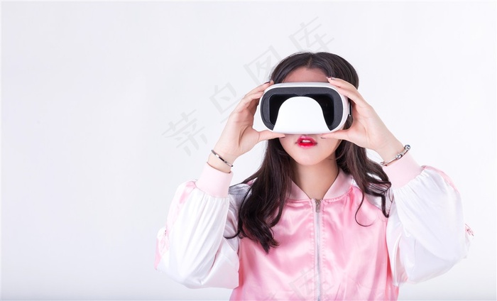 戴VR眼镜的少女精美图