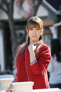 穿红色毛衣的时尚韩国美女图片高清