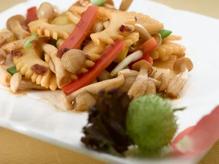 川菜湘菜高清菜谱 墨鱼柳酱爆蟹味菇 川菜湘菜高清菜谱 墨鱼柳酱爆蟹味菇