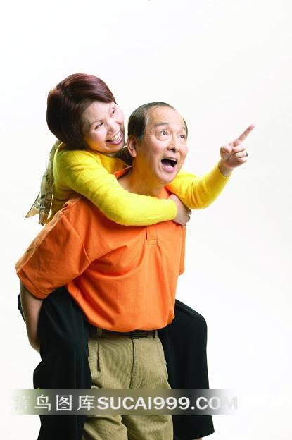 背着老伴儿的老年人图片