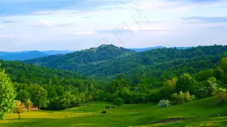 一望无际的山峰和草地