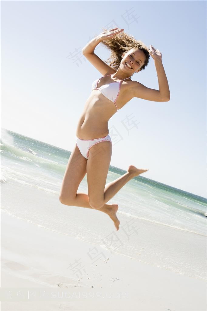 跳跃的泳装性感美少女