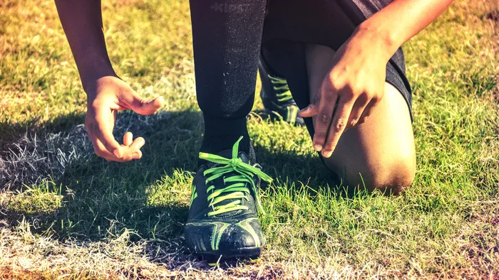 高清草地系鞋带人物