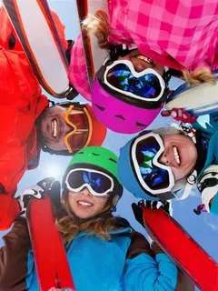 戴着滑雪装备头部向下合照的一家人高清图片