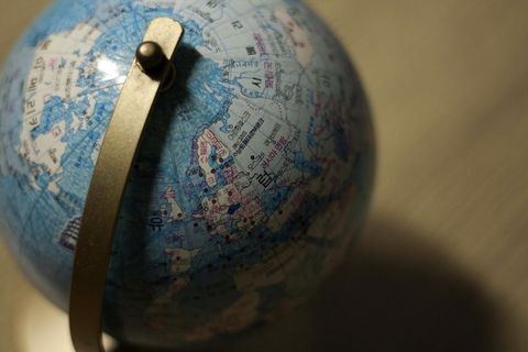 带字的地球仪图片