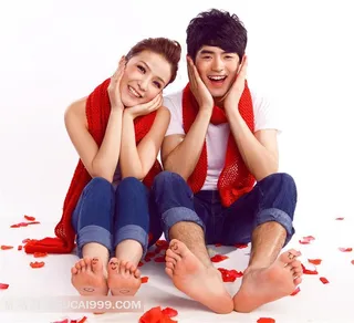 一起坐着地上的情侣