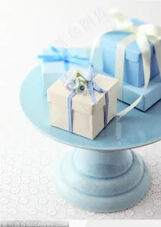 小圆桌上的三个礼品包装盒