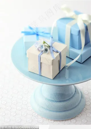 小圆桌上的三个礼品包装盒