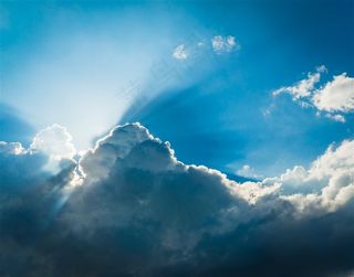 唯美蓝天白云中的光芒和云层高清图片